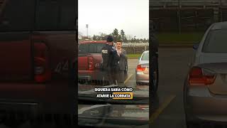 Este policía sorprende al conductor ¡Con un acto de bondad 😮 ¡Mira lo que pasa shorts [upl. by Halda]