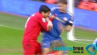 Luis Suárez muerde el brazo del zaguero Branislav Ivanovic en el Liverpool vs Chelsea [upl. by Butte167]