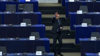 Eurodeputato bulgaro fa il saluto fascista nel Parlamento europeo [upl. by Torie]