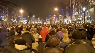 Un réveillon 2017 festif sur les ChampsElysées à Paris [upl. by Dougal]