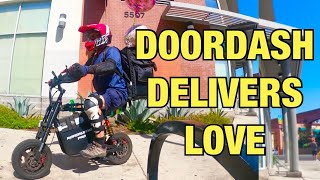 MY ELECTRIC SCOOTER ALMOST FLEW AWAY DOORDASHING BALLONS on the Emove Roadrunner Pro [upl. by Ihsar]