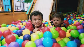 RESSA DAN FASAH BERMAIN MANDI BOLA DAN PEROSOTAN DI MINI PLAYGROUND [upl. by Auberbach759]