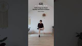 Stuhl Yoga 🪑 Sanfter Yoga Stretch auf dem Stuhl für den ganzen Körper – ideal für unterwegs 🧳 Tag 23 [upl. by Cower904]