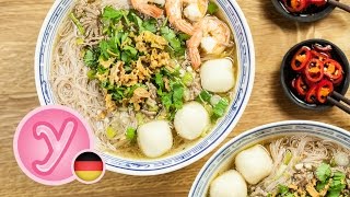 Blitzrezept BIHUNSUPPE Reisnudelsuppe mit Garnelen Fischbällchen und Hackfleisch [upl. by Anafetse]