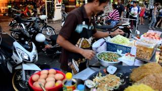 How to Make Pad Thai  A Street Vendor from Bangkok Does it in One Minute [upl. by Ilyssa367]