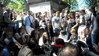 10 Fans singing at Jim Morrisons grave Pere Lachaise 3rd of July 2011  40th anniversary [upl. by Chas]