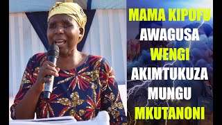 MWANAMKE KIPOFU AWASHANGAZA NA KUWAGUSA WENGI MKUTANONI NTYUKA DODOMA AKIMTUKUZA MUNGU NA KUMUIMBIA [upl. by Solitta778]