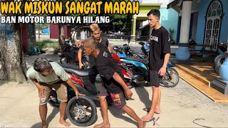 Wak Miskun Sangat Marah Ban Motor Barunya Hilang [upl. by Tallbott]