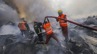 Großbrand in Bangladesch Kleidermarkt brennt vollständig ab [upl. by Radcliffe54]