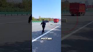 Ce policier sauve la marchandise de ce chauffeur 😱 [upl. by Lluj617]