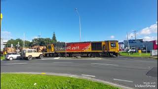 Hewletts Road Level Crossing Mt Maunganui [upl. by Egduj585]