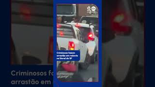 Criminosos fazem arrastão em rodovia no litoral de SP [upl. by Groves546]