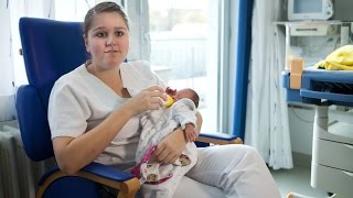 Ausbildung Gesundheits und Kinderkrankenpflege – Unterwegs mit Lea [upl. by Abibah591]