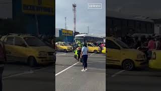 Paro de taxistas bloquea las principales vías de Barranquilla [upl. by Tiebout]