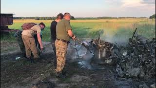 Wykopki samolotu 3 przyczepy ciągnikowe części rozbitego bombowca pod Braniewiem w 1945 roku [upl. by Jessen]