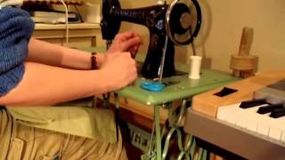 Trampa en symaskin  to treadle a sewing machine [upl. by Ahsieni]