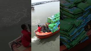 With the help of this boat this man loads sacks of salt and takes them to the ships [upl. by Abdulla]