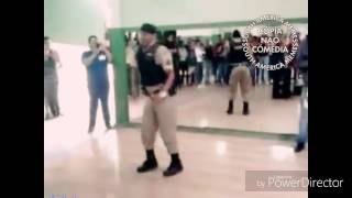 Policial dançando funk [upl. by Sirkin229]