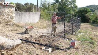 Poser une clôture en panneaux rigides avec portail  portillon sur terrain en penteTuto avec Robert [upl. by Eibreh443]