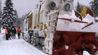 Schneeberäumung durch eine Schneeschleuder auf der Strecke Klingenthal Falkenstein [upl. by Ennairac]