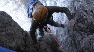 Schlüsselstelle InnerkoflerKamin  Klettertour Drei Zinnen  Abenteuer Alpin 2012 Folge 43 [upl. by Reeva]