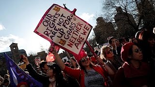 Usa protesta delle donne contro le politiche di Trump [upl. by Aidul]