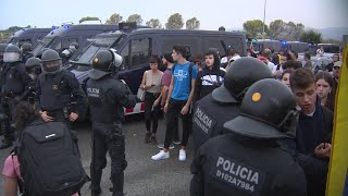 Mossos cargan contra manifestantes en el exterior de El Prat [upl. by Walston]