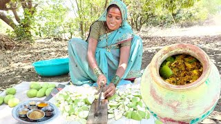 जून्या पारंपारिक पद्धतीने कैरीचे लोणचे  Kairiche Lonche Recipe  BanaisRecipe [upl. by Birdie108]