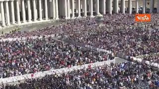 Pasqua a San Pietro la benedizione di Papa Francesco per i fedeli in piazza [upl. by Seyler]