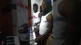 A leur chambre d hotel à vavoua Pitch VDA se met au piano et Jim VDA en impro trop doux zouglou [upl. by Yvette]