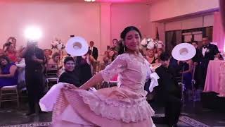 Quinceañera peruana festeja con Marinera y Chalanes [upl. by Nashoma]