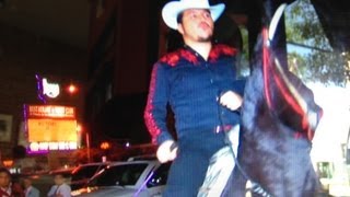 ARLEY PEREZ llega a Caballo a El Rodeo de Pico Rivera [upl. by Enuj]