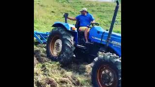 Tractor arando en pendienteladeras [upl. by Ettelracs544]