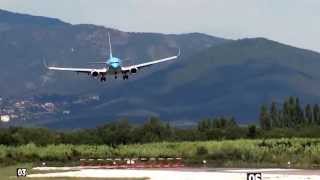 Strong crosswind  Hard landing at ToulonHyeres airport  MUST SEE [upl. by Anitsirhcairam]