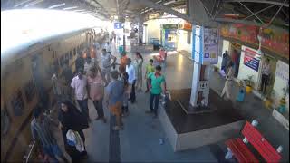 BRAVE RPF PERSONNEL SAVE WOMEN’S LIFE IN DARING RESCUE AT LINGAMPALLI RAILWAY STATION [upl. by Hamer]