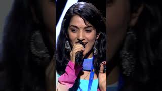 Shreya Singing Baahon Men Chale Aao live shreyaghoshal anamika latamangeshkar live music [upl. by Antonetta632]