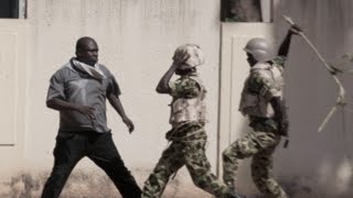 Lassina Sawadogo Lhomme qui affronta larmée à mains nues [upl. by Sheaff]