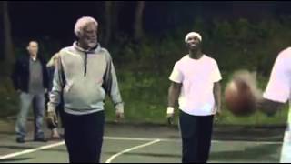 Un basketteur professionnel est déguisé en papy et va mettre la honte à des jeunes [upl. by Aiyotal]