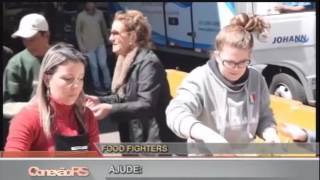 Grupo quotCOZINHEIROS DO BEMquot prepara e serve comida para moradores de rua [upl. by Anaoy637]