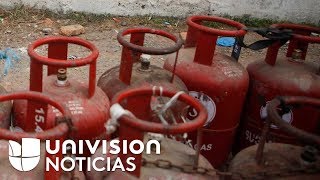 Escasez de gas doméstico obliga a los venezolanos a tener que cocinar con leña o plástico [upl. by Areem219]