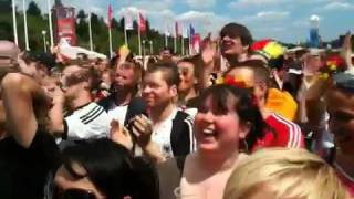 Deutschland gegen Serbien  Fanmeile in Berlin 4 [upl. by Anelrahs]