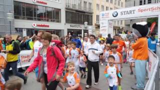 38 SportScheck Stadtlauf München 2016 Start DAK Kinderlauf [upl. by Akenihs]