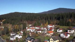 Luftaufnahmen von Zwiesel mit höchster Kirche im Bayerischen Wald [upl. by Redienhcs]