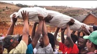 Le famadihana exhumation des morts à Madagascar [upl. by Flanna]