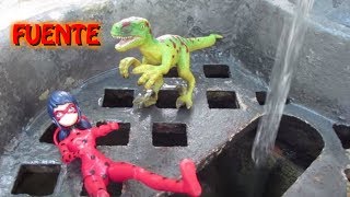 Dinosaurio de juguete cae en una fuente y Ladybug le salva  Vídeos de dinosaurios para niños [upl. by Shifrah13]