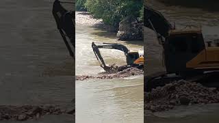 Excavadora haciendo dragados en río [upl. by Ludba]