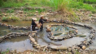 Dwarf Family fishing trapping skills create spiral traps to harvest lots of fish [upl. by Colis368]