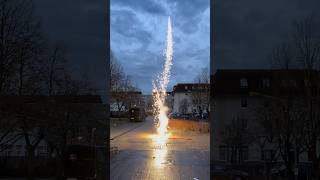 Heftiger Kreischaufstieg😱 feuerwerkfireworksilvesterfürdich [upl. by Gaskill921]