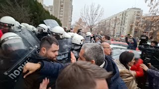 Blokada policijske stanice u Novom Sadu uživo Snimak BRAVO Novi Sad [upl. by Akenit738]