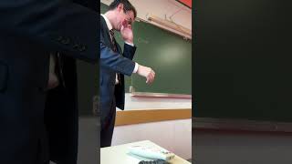 Le prof qui FLOPPE prof students teacher english anglais teaching fun prank laugh rire [upl. by Hallagan]